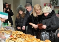 Губернатор голосовал вместе с женой Ириной и дочкой Алисой. На участке семья Кожемяко купила пирожки