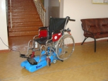 Инвалидам-колясочникам помогают мобильные «гусеницы»