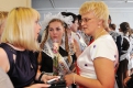 Классный руководитель Татьяна Маковецкая принимает слова благодарности и цветы от своих выпускников.
