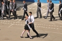 Выпускники Валентин Силин и Ксения Очеретяная танцуют школьный вальс во дворе родной школы.