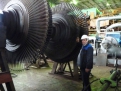 Заместитель начальника по ремонту турбинного цеха Виктор Ильин показывает роторы турбины.