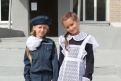 Сестры Юля и Кристина в 10-ю школу идут вместе, но у каждой теперь — своя форма.