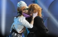 Поцелуй Жанны Агазаровой и Аллы Пугачевой вызвал бурю эмоций в зале.