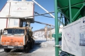 Мобильный завод «Кобра» заправляет бетоновоз  свежей смесью.