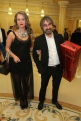 Продюсер Александр Толмацкий с супругой Юлией вручили подарок в большой красной коробке.