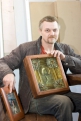 Картину Александр Жуков написал сам. В руках он держит и отреставрированную икону конца XIX века.
