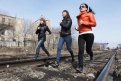 Легкоатлетки АП — Ольга Шундрик, Арина Степкина, Олеся Мельникова — готовятся к эстафете.