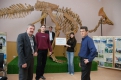 Юрий Болотский с коллегами на фоне самой «громкой» находки — амурозавра Ванюши.