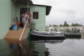 Власти обещают помочь людям с ремонтом жилья, пострадавшего от наводнения.