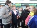 В аэропорту Андрея Малахова окружила амурская ребятня.
