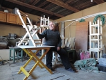 Житель Бочкаревки наладил в гараже производство дачной мебели