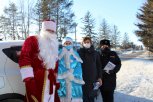 Полицейский Дед Мороз поздравил в Зее дочь погибшего сотрудника ГИБДД