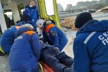 «Пострадавшему проводят противошоковую терапию»: медики спасают мужчину, упавшего в шахту лифта