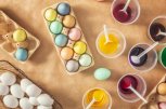Как покрасить пасхальные яйца без химии: капустой, свеклой, куркумой (таблица примеров)