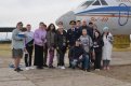 Летчик-герой Дамир Юсупов в самолете Як-40 со школьниками села Ивановка. Фото: газета «Амурец»