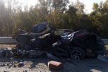 В Приамурье грузовик раздавил припаркованный автомобиль: пассажир легковушки скончался