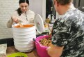 Волонтеры изготовили 9,5 тысячи порций сухого борща. Фото: Анна Шантыка