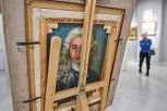 Картина-призрак, кошки и букеты-головы: выставку художника Никаса Сафронова привезли в Благовещенск
