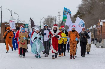 Благовещенцы вышли на традиционный новогодний костюмированный забег (фото)
