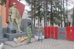 Капремонт школы в Новобурейском начался с реконструкции памятника времен Великой Отечественной войны