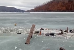 На Зейском водохранилище под лёд ушел КамАЗ (видео)