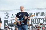 Губернатор Василий Орлов сменил гитару на электро на III Дальневосточном рок-н-мобе