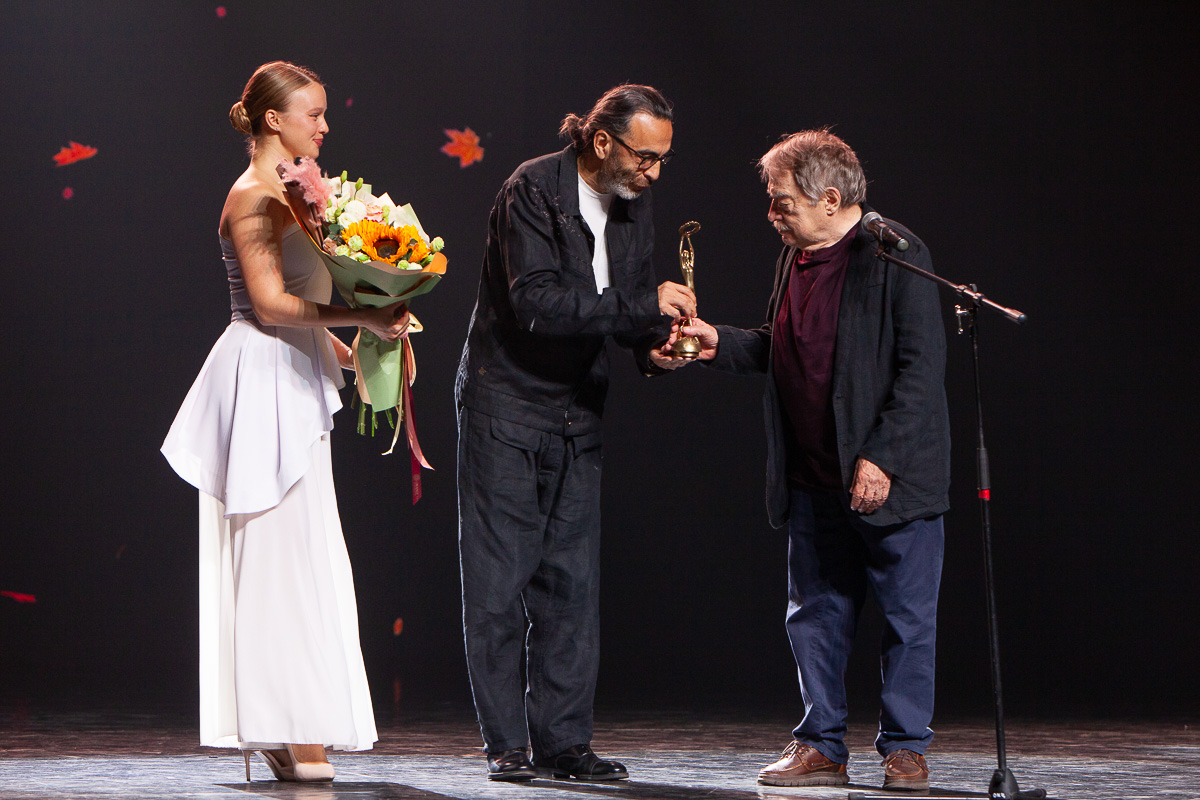 Джаник Файзиев вручил Александру Адабашьяну приз за вклад в искусство. Фото: Василий Артемчук