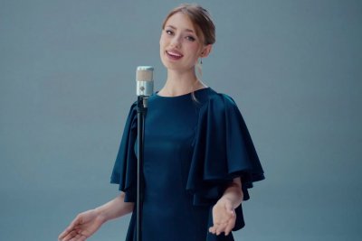 Экс-амурчанка Елизавета Долженкова спела с Ларисой Долиной и Ириной Дубцовой песню о Родине