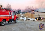 В Серышевском округе продолжают тушить пожар на складе сельхозпродукции