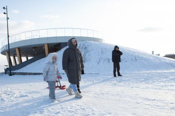 «Дикие горки»: как Благовещенск борется с массовым катанием с холмов на набережной