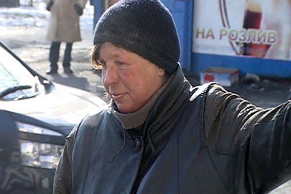Катя и ее сожитель живут попрошайничеством // «ТВС-Медиа», Белогорск