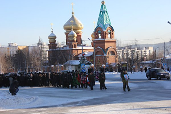Гроб с телом Марка Шульца пронесли на руках мимо собора Святой Троицы. Фото: Павел Козменчук