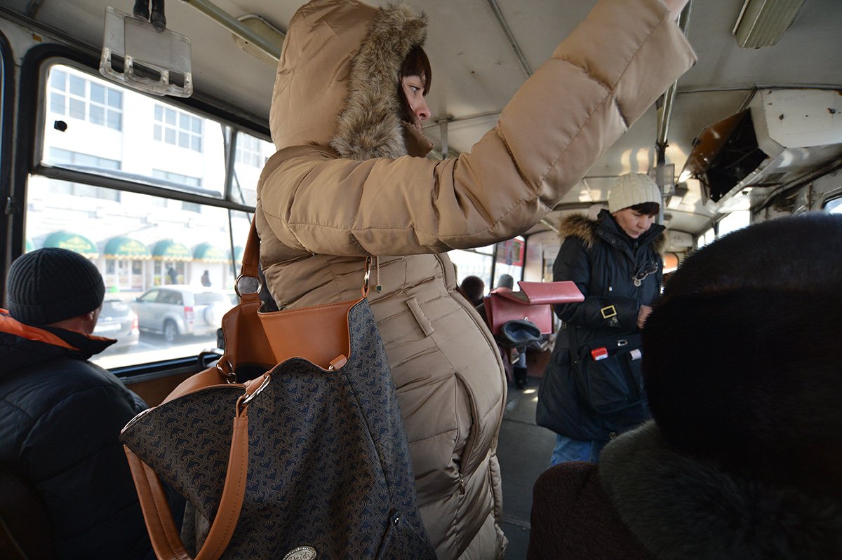 Уступать место женщинам и старикам в транспорте сегодня не модно.