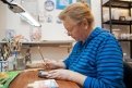 Любимое занятие Натальи Грызловой — роспись изделий в стиле майолики.