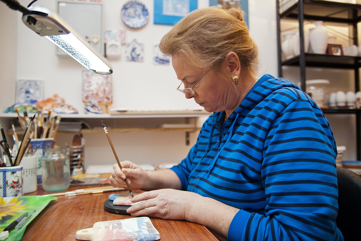 Любимое занятие Натальи Грызловой — роспись изделий в стиле майолики.