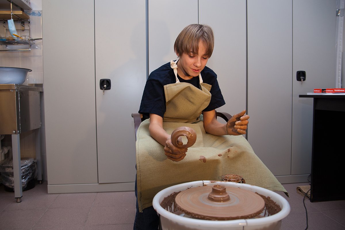 Илья готовится создать очередной шедевр.