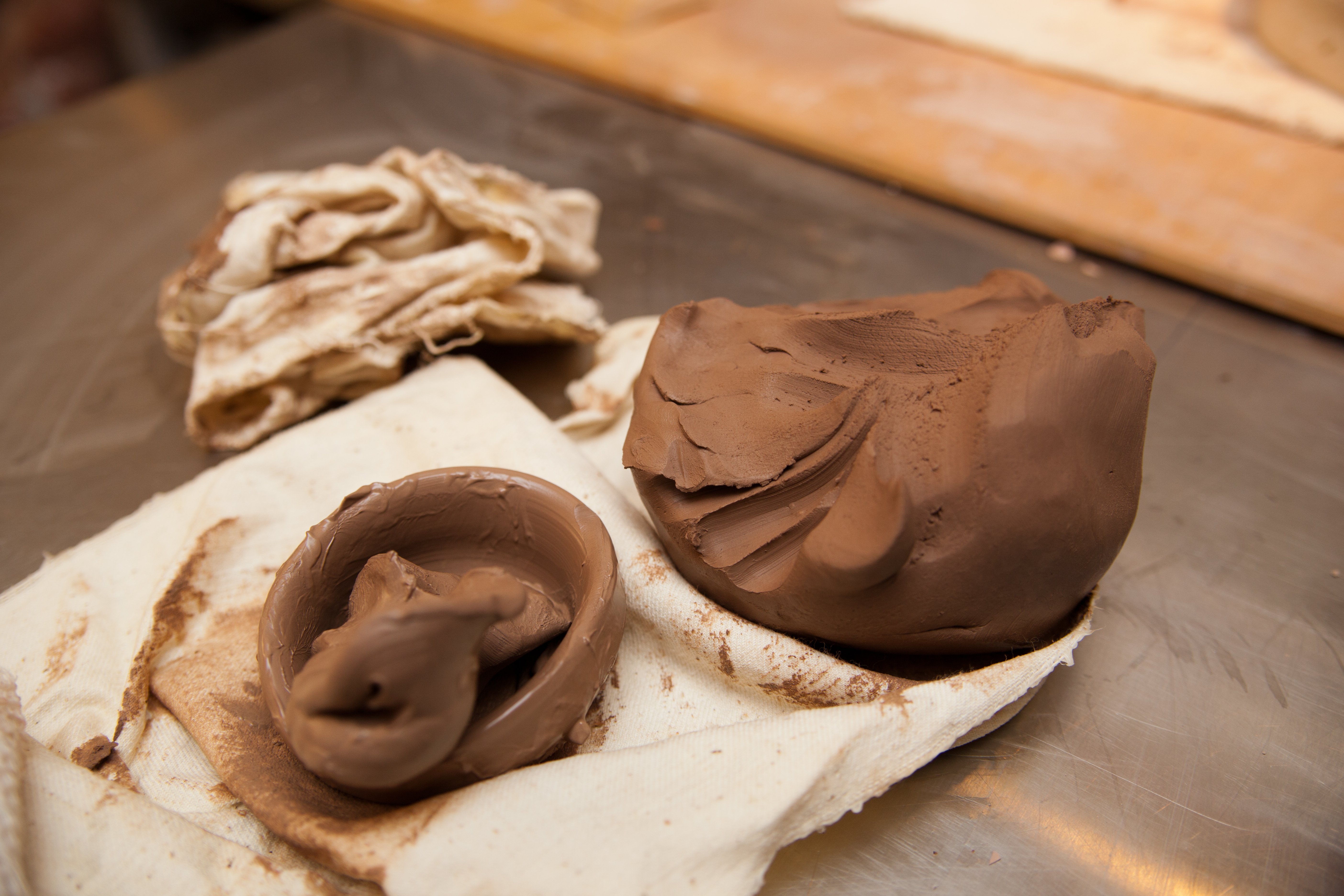 Один из самых податливых материалов получить не так-то легко – нужно смешать несколько сортов глины.