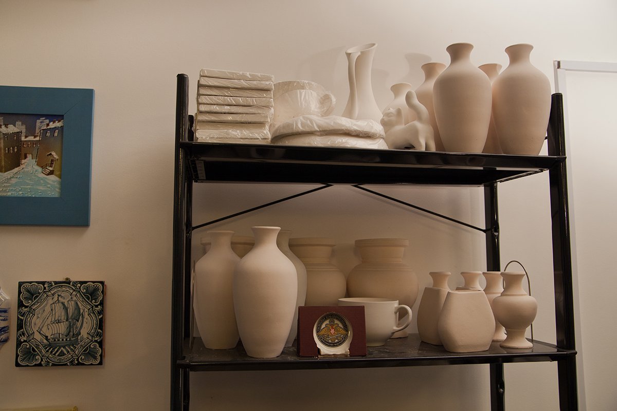 Обожженные изделия ждут своего часа на роспись.