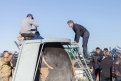 Фото: Амурский губернатор заглянул в капсулу, в которой спустились космонавты (архив АП).