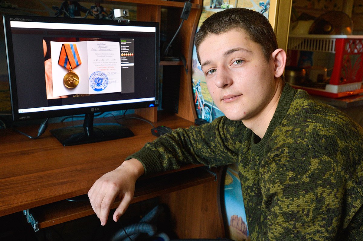 О том, что его представили к правительственной награде, Максим никому не рассказал.