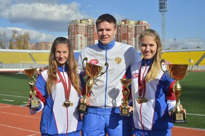 На снимке: Зинаида Снитко, Максим Умрихин и Кристина Цыпа.