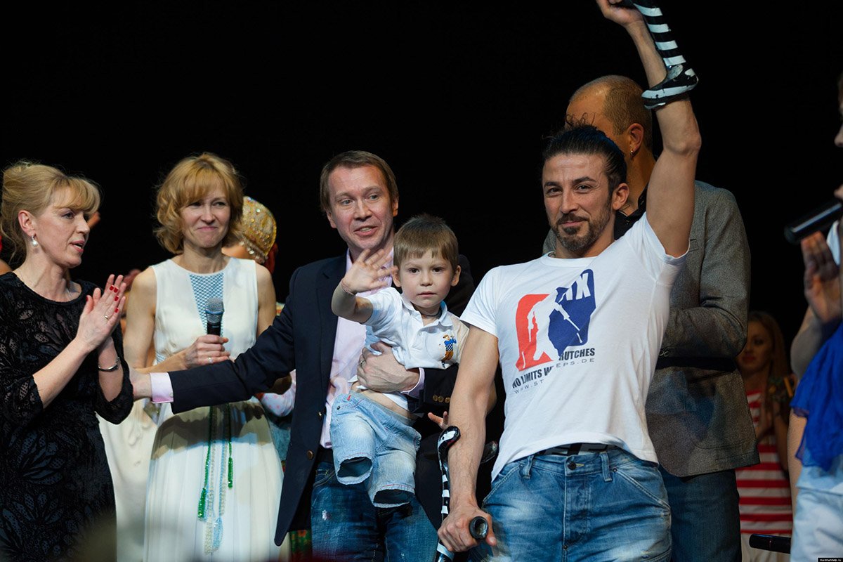 На концерте «Жизнь в движении» — на руках у Евгения Миронова.