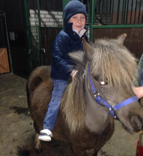 Новые увлечения Максимки: прогулка на пони.