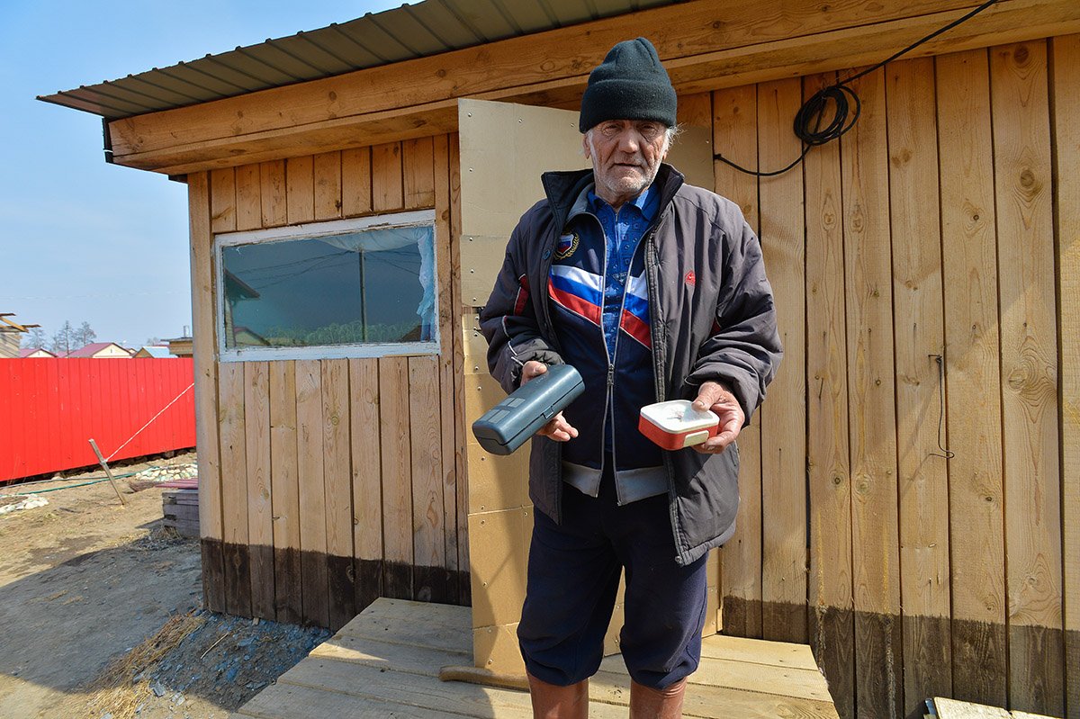 Электробритва да старый будильник — единственное, что вынес из сгоревшего дома Владимир Азаров.