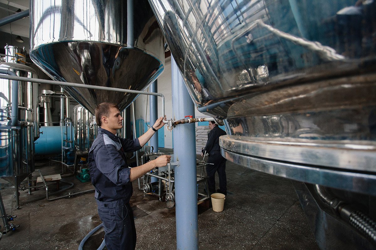 Сырье получают в результате глубокой переработки древесины. Фото: Сергей Лазовский