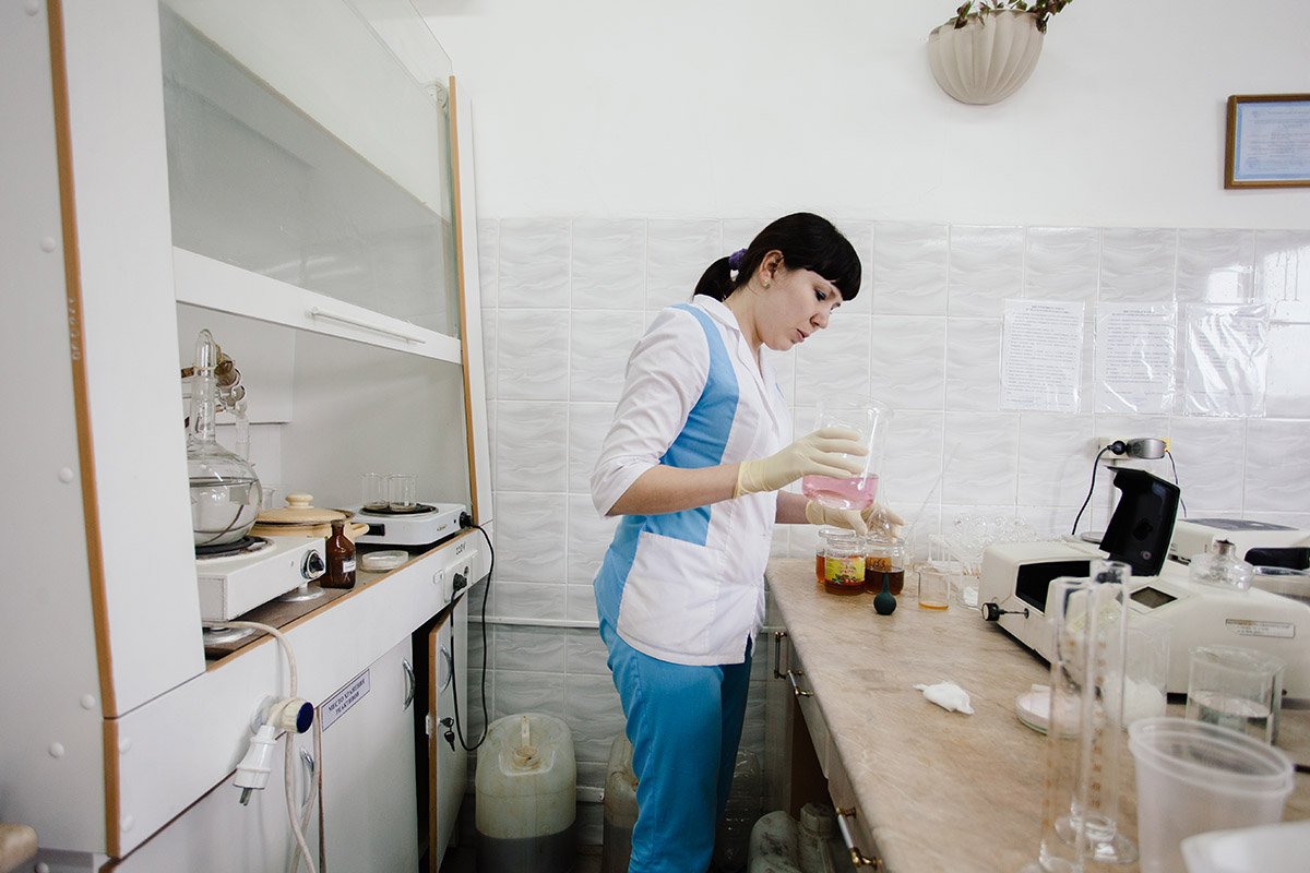 В лаборатории проверяют качество продукции на каждом этапе. Фото: Сергей Лазовский