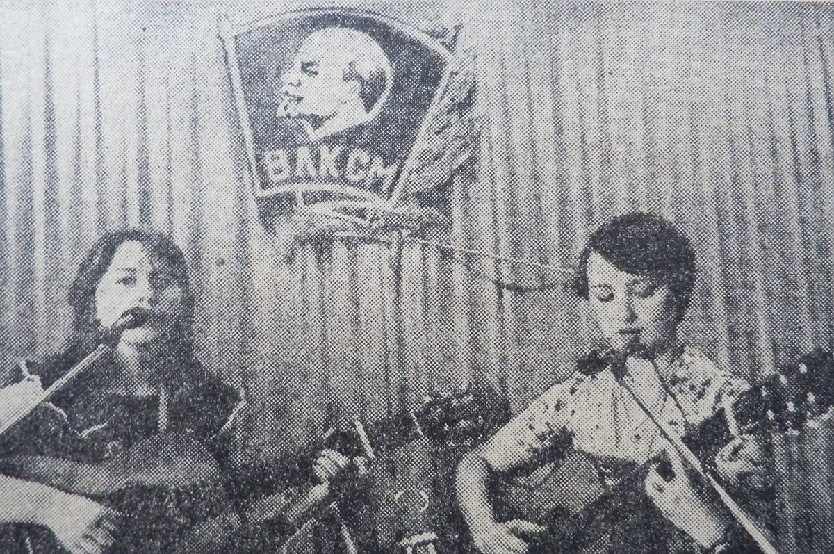 О. Бушуеву и А. Устинову сдружила любовь к хорошей песне и семиструнной гитаре.