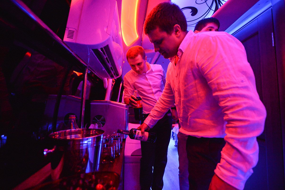 Закуски и выпивку здесь можно свободно принести с собой или заказать в баре. Фото: Андрей Оглезнев