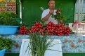 На рынок приезжают не только поторговать, но и пообщаться.