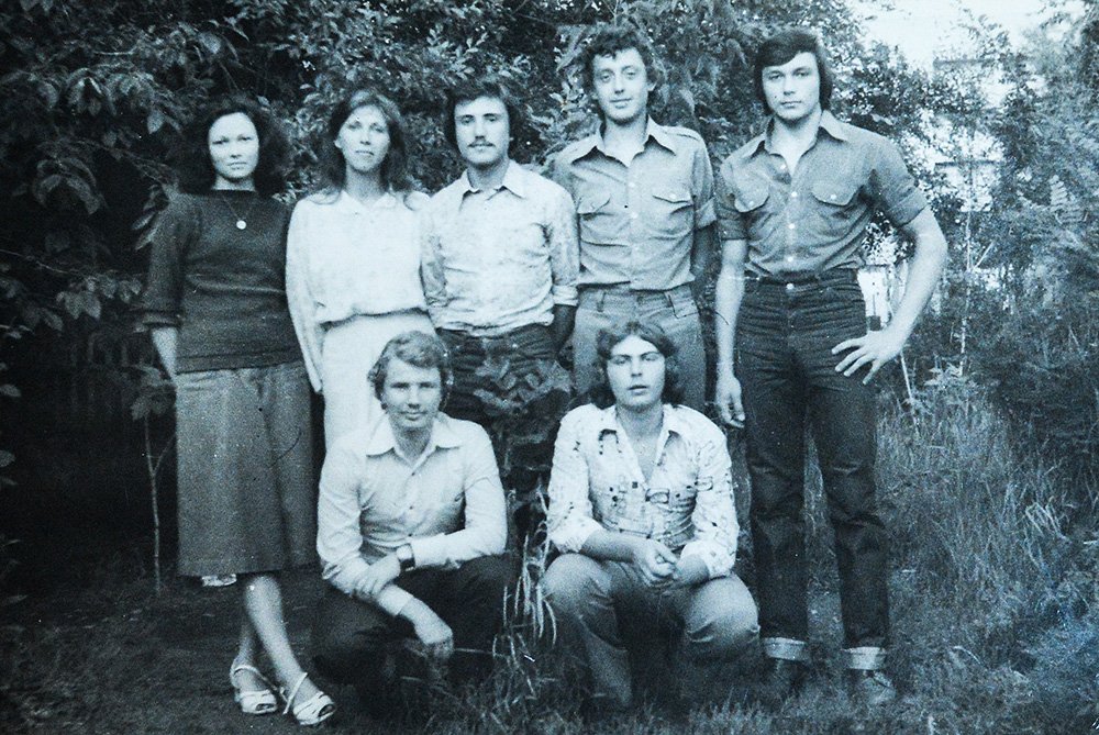 Елена Цветкова (Пастухова) и Елена Лошманова (Саломатова) с одноклассниками. 10-й класс, 1980 год.